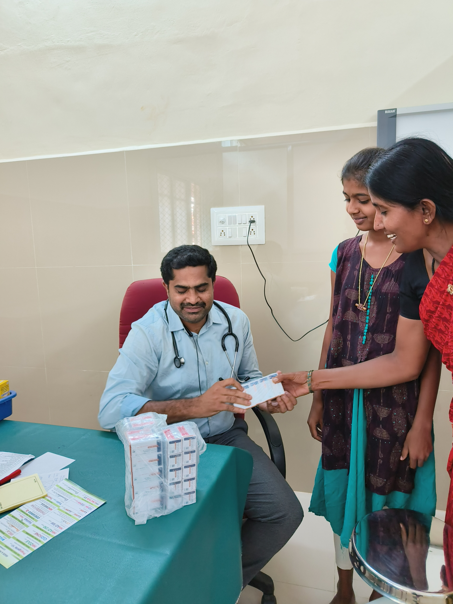 Hongirana trustee distributing insulin to a child at MIMS Mandya, in partnership with the Department of Paediatrics